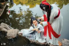 小说：老人出手狠辣，威胁废物女拜自己为师，却被她嫌弃地拒绝图片