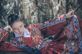 小说：拍卖会上，众人嘲笑小伙没钱，小伙笑了伸出手指：我出两亿图片