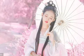 小说：柔弱的少女竟在斗兽场中杀了白虎，浑身是血晕倒，王爷心疼图片