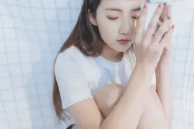 小说：亲眼目睹女同学和社会男当街激吻，她满脑子都想和教授也来图片
