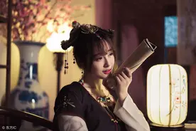 小说：她在花园尿裤子，强忍两个时辰才告知家人，惹来众人嘲笑图片