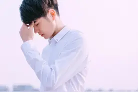 小说：离婚1月，总裁给前妻送再婚喜帖，却撞上她出殡，他疯了图片