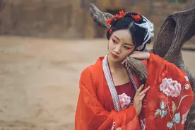 小说：蝎子摆尾攻击少年，这时骆驼走过来，用它的蹄子踢晕蝎子图片