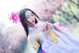 小说：直升机爆炸，她跳伞逃生，掉落兽人大陆，被浣熊当成大餐图片