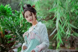 小说：“乖，别动，不然更疼。”小妻子腿扭了，总裁耐心安慰她图片