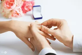 小说：他轻松的握住她的拳头，挑着眉耍她玩儿：有本事你咬我啊图片
