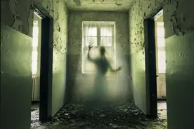 小说：男子被女使叫走打扫教堂，意外发现女使是飘着走的图片