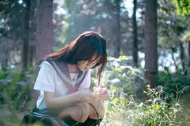 小说：飞机上他要水，美貌空姐却递来一张纸条，写着她的联系方式图片