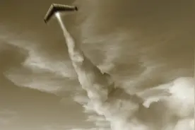 小说：都知道爆头对丧尸最管用，但是怎么个爆法还是很有讲究的。图片