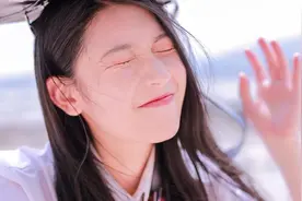 小说：一个身材高大英俊的男人，她被他那迷人帅气的容颜给吸引了图片