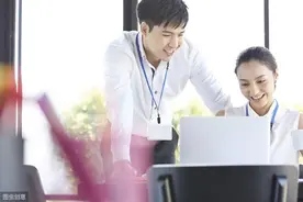 小说：小伙被住在隔壁楼的女邻居骚扰了，躲在家里不敢和她见面图片