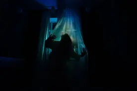 小说：作家死在出租屋里，我作为刑警去探查现场，看到只晴天娃娃图片