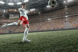 小说：曼联刚和他解约，他就连进两球，碾压斯特林，球迷们沉默了图片