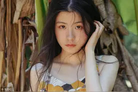 小说：和工友去喝酒，他醉酒八卦厂花，小伙子大怒直接拍桌子走了图片