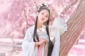 小说：为躲避相亲她不惜扮丑，隔天发现新上任的总裁就是相亲男！图片