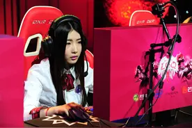 小说：他是国服第一戏命师，青铜小伙见面就干，打得他找不到北图片