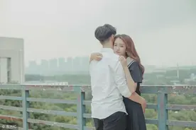 小说：丈夫带着妻子进豪华包房，丈夫好友开口说话，妻子脸色苍白图片