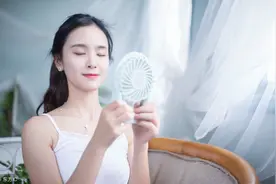 小说：她好像再一次被那个傻瓜迷住了，或者说从来就没有放下过图片