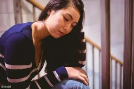 小说：坏学生把女老师堵在小巷子欲行不轨之事，好在弟弟及时赶到图片