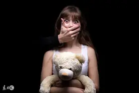 小说：我点好蜡烛准备摸金，棺椁里却出现呼吸声，这时，蜡烛灭了图片