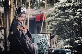 小说：孔子用天外陨铁炼制成了一般神剑......图片