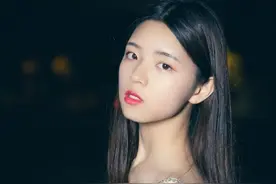 小说：班里新来了转校生，长得五官精致，他心动了：我要追她！图片