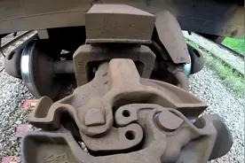 一节火车车厢自重达到30到40吨，它们之间是怎样连接起来呢?