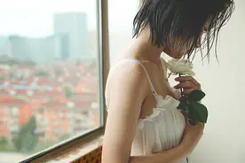 小说：冷酷总裁出浴后，她盯着他的喉结，瞬间失去了理智图片