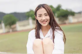 小说：大学校草浪漫向校花表白，惹众女生羡慕，可校花却断然拒绝图片