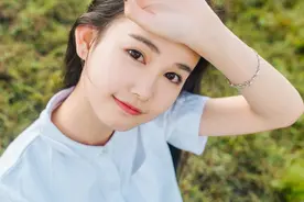 小说：窘迫女子火车站借钱回家，我伸手救助，不料竟收到巨大回报图片