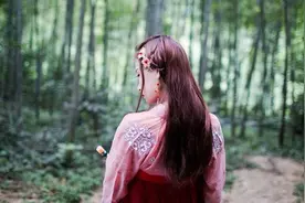 小说：她在太子床榻上，衣不蔽体死去时，是将军为她披上衣服遮身图片