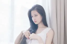 小说：高冷御姐校花在我面前像是反差怪？她接近我的目的是为何？图片