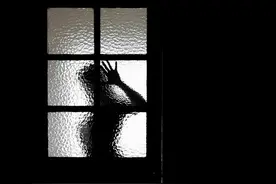 小说：父亲得知女儿要随男友去古墓，一脸不放心，却还是忍痛答应图片