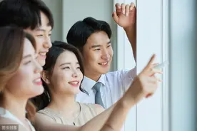 小说：丈母娘让他给老婆打工，老婆却急了：他没经验没文凭不要图片