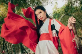 小说：老头拥有特殊能力，他一碰女人的手，竟就能够拥有神奇力量图片