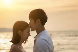 故事：她回国看哥哥，和闺蜜逛街，却被闺蜜撺掇回家捉哥哥的女友图片