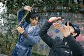 小说：小师妹财迷，帮师兄卖符还想着鬼主意，这时贵人出现图片