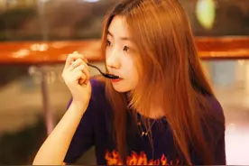 小说：女儿考试全满分，妈妈开心地亲她，没想到她却躲开了图片