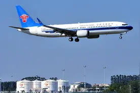 中国订购了美国的波音737飞机后，是靠什么方式运回国内的?