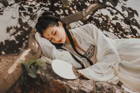 小说：直男意外穿书成女子，一个字：震惊图片