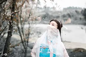 小说：小奶娃躺在漂亮锅锅怀里撒娇娇，锅锅“你好香......”图片