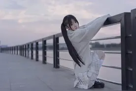 故事：女孩哭得肝肠寸断，但却拼命护着肚子，任由对方拳打脚踢图片