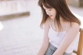 小说：小女孩看到霸王龙，却一点都不害怕，还把带的火腿肠给它吃图片