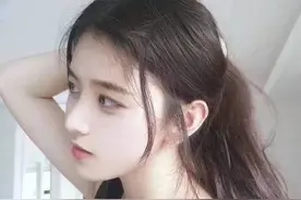 小说：小伙是贫困生，在校时十分自卑，毕业一年再回来，风靡全校图片