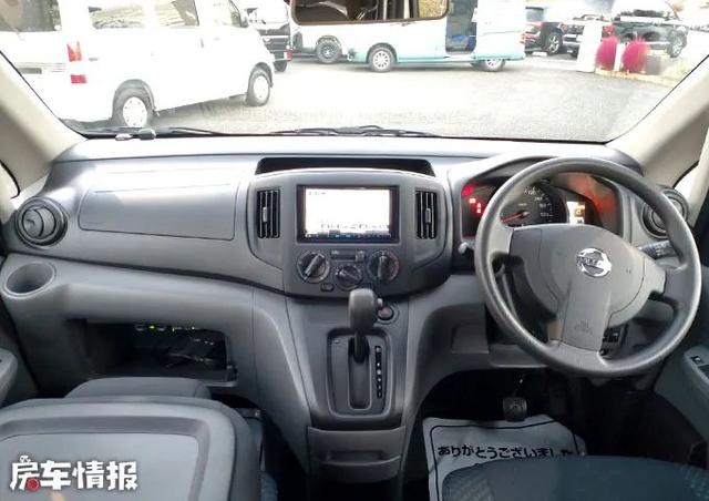 日产NV200床车，设计简单内藏双人床和厨房，周末露营比帐篷舒服