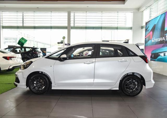 飞度的改装一直很火，包括这官方改装的无限MUGEN版