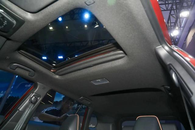 油耗4.56L标配丰田智行安全系统，26款卡罗拉锐放内外换新，香