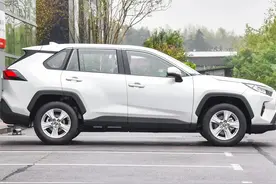 丰田终于厚道了！近17万降到12万多，2.5L混动+双叉臂，油耗5升图片