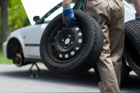 汽车轮胎多久换才合适？出现这几个情况还不换可能会爆胎影响安全图片