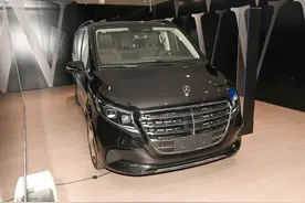 新车 | 49.68万元起/换装双联屏，新款奔驰V级礼尚型亮相成都车展图片